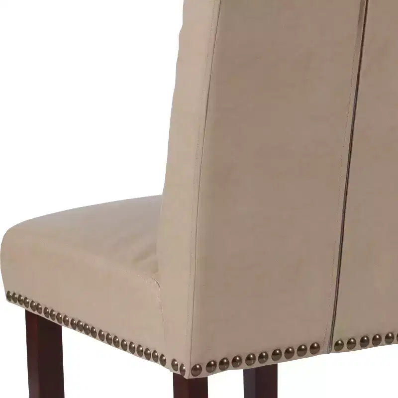 Chaise Parsons rembourrée Merrick Lane avec garniture cloutée
