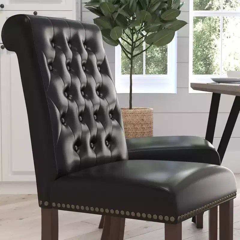 Chaise Parsons rembourrée Merrick Lane avec garniture cloutée