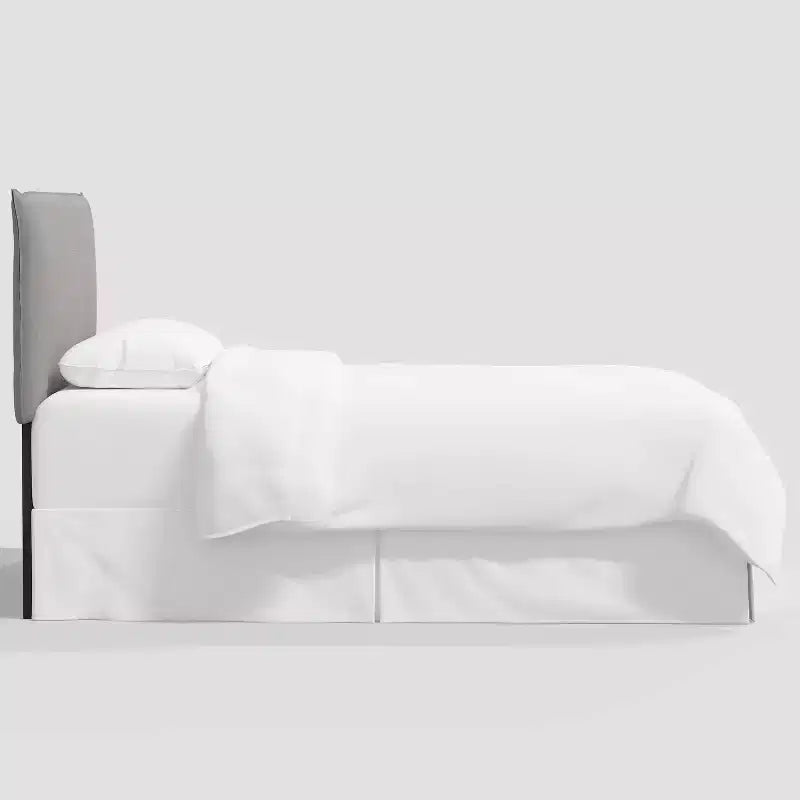 Tête de lit rembourrée Larkmont avec passepoil sur mesure – Threshold designed with Studio McGee
