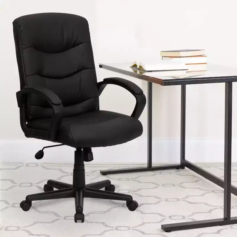 Chaise de bureau pivotante Emma and Oliver en similicuir noir à dossier mi-haut avec trois surpiqûres horizontales