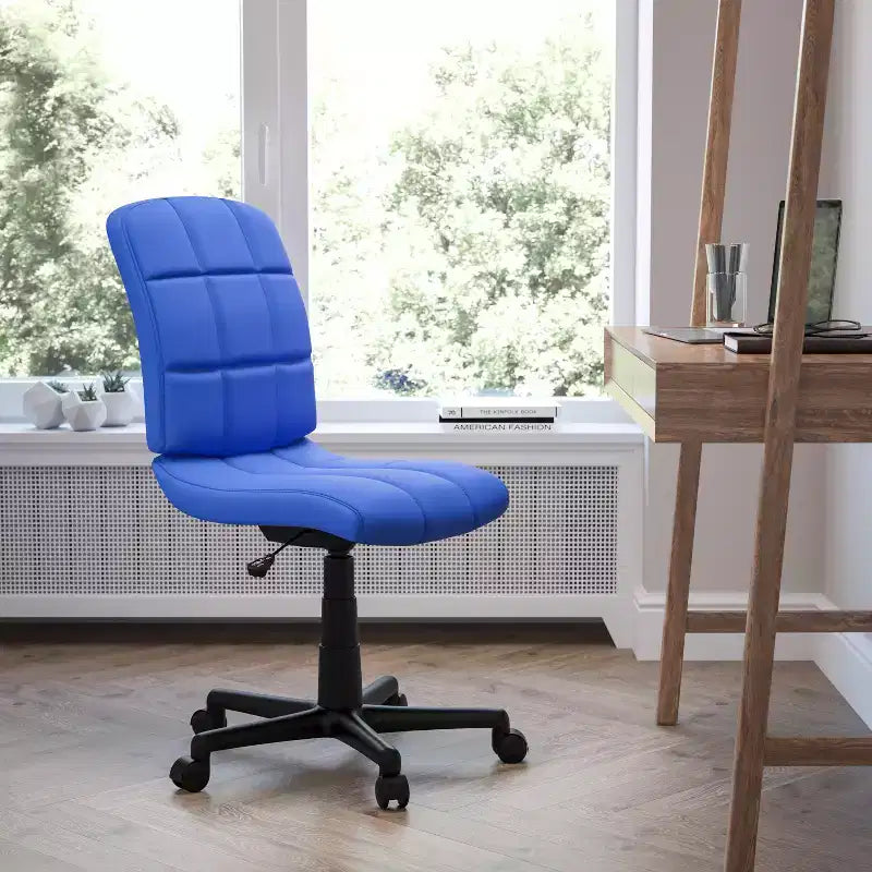 Chaise de bureau pivotante Emma et Oliver en vinyle matelassé à dossier mi-hauteur