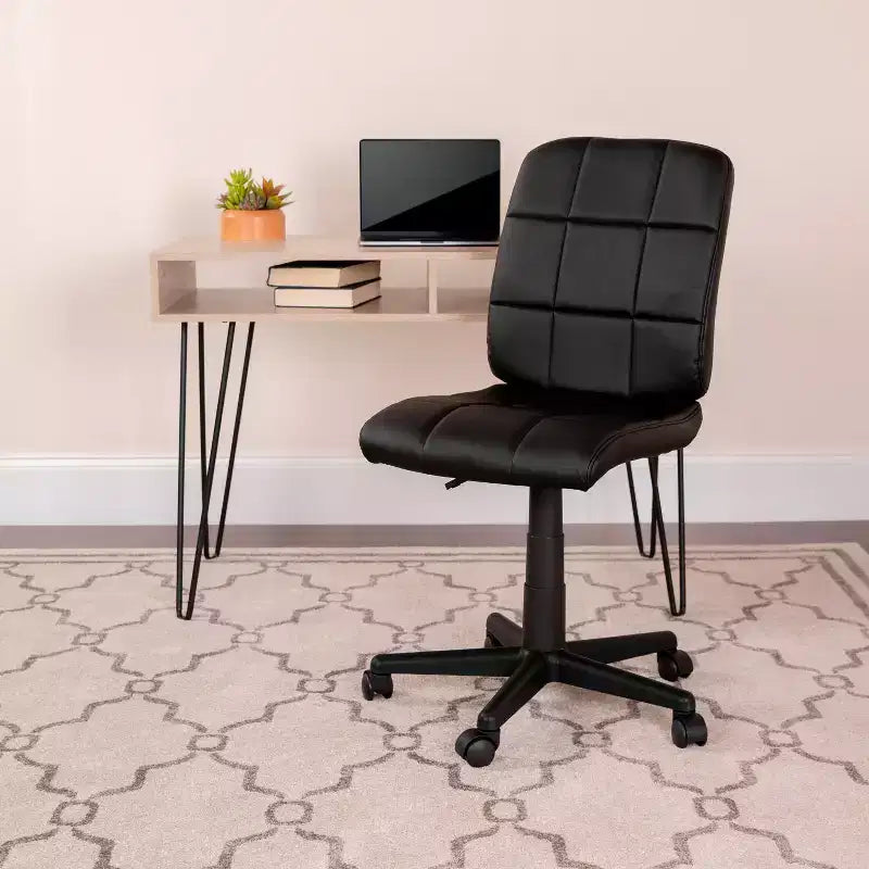 Chaise de bureau pivotante Emma et Oliver en vinyle matelassé à dossier mi-hauteur