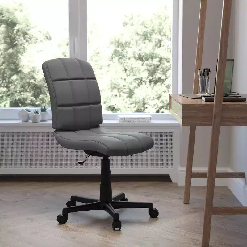 Chaise de bureau pivotante Emma et Oliver en vinyle matelassé à dossier mi-hauteur