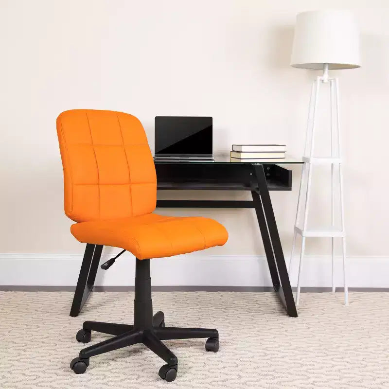 Chaise de bureau pivotante Emma et Oliver en vinyle matelassé à dossier mi-hauteur