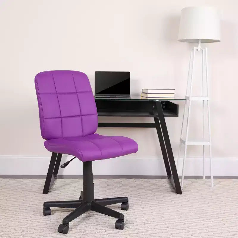 Chaise de bureau pivotante Emma et Oliver en vinyle matelassé à dossier mi-hauteur