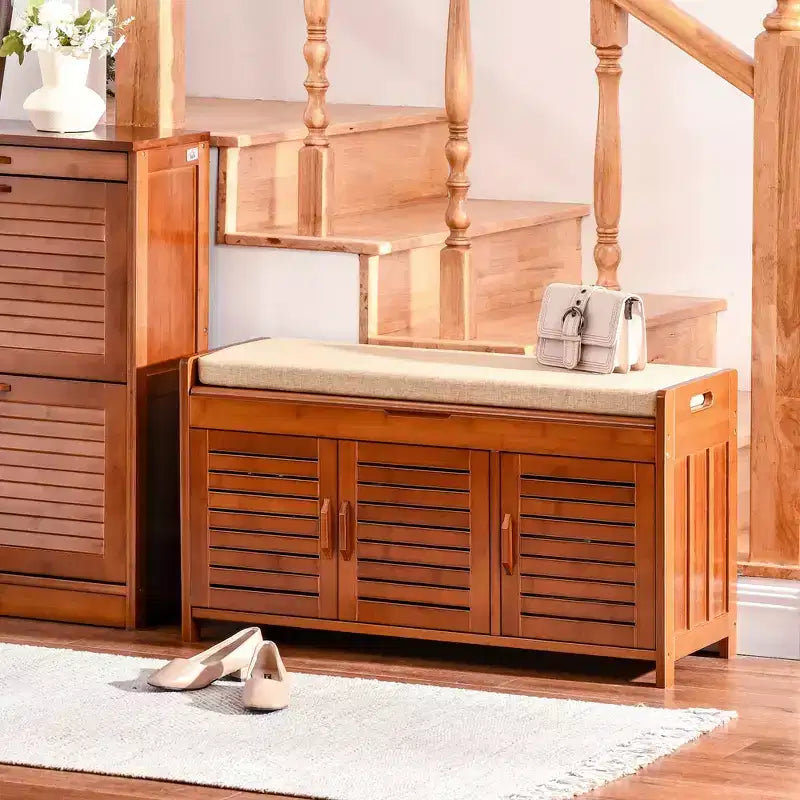 HOMCOM Banc à chaussures avec placards de rangement, banc d'entrée en bambou avec coussin d'assise, 3 portes et compartiment caché pour le couloir, Cerise foncée