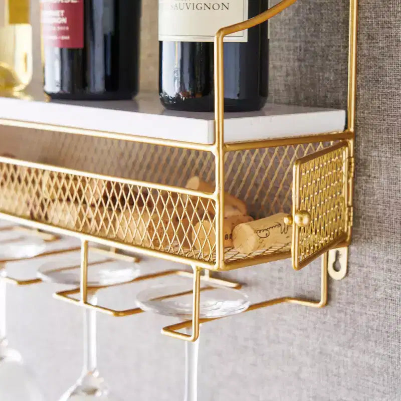 Twine Range-bouteilles mural doré, Rangement intégré pour les bouchons de liège, Peut contenir 8 bouteilles de vin et 5 verres à vin, Bois et fonte, Cadeaux de mariage, Décor de bar à la maison