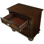Table de chevet à 3 tiroirs Pennings avec pieds tournés – HOMES: Inside + Out