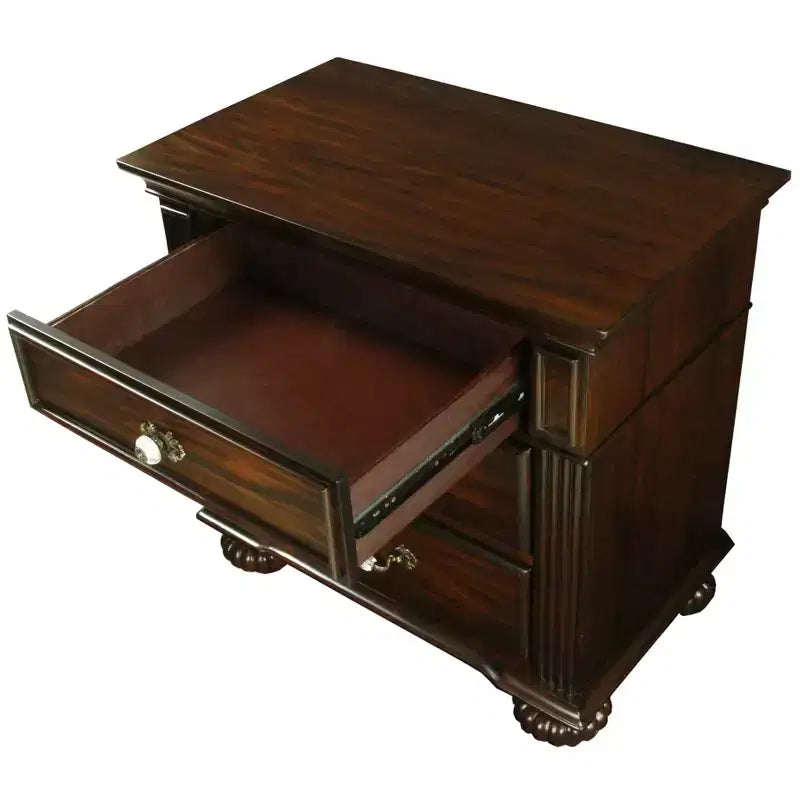 Table de chevet à 3 tiroirs Pennings avec pieds tournés – HOMES: Inside + Out