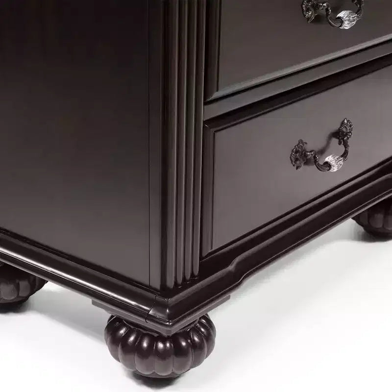 Table de chevet à 3 tiroirs Pennings avec pieds tournés – HOMES: Inside + Out