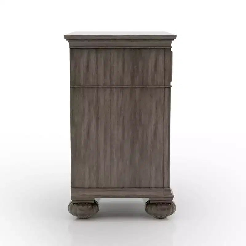 Table de chevet à 3 tiroirs Pennings avec pieds tournés – HOMES: Inside + Out