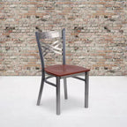 Chaise de restaurant en métal à dossier en X, recouverte d'un revêtement transparent, lot de 2, par Emma et Oliver