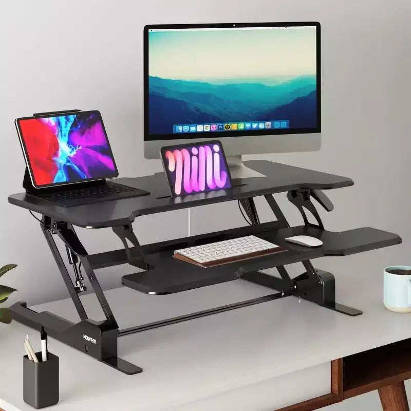 Mount-It! Convertisseur de bureau debout à hauteur réglable | Rehausseur de bureau debout de 96,5 cm de large avec ressort à gaz et plateau pour clavier pouvant accueillir deux moniteurs | Noir