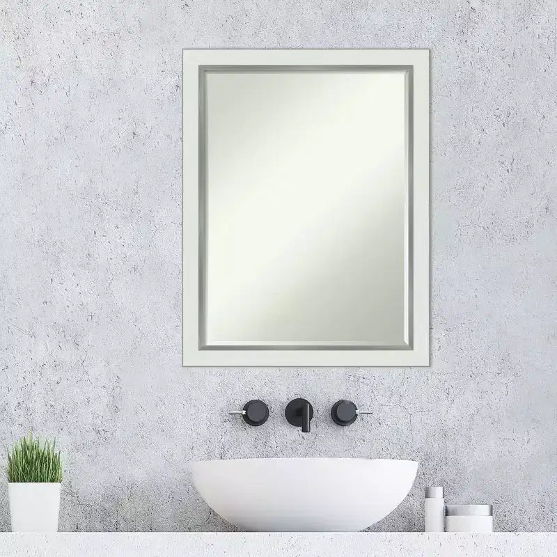 Miroir mural de salle de bain biseauté étroit Amanti Art Eva blanc argenté 27 x 21 po