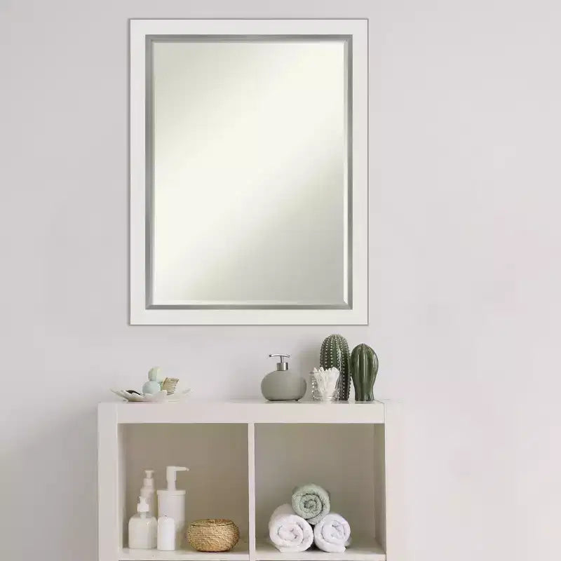 Miroir mural de salle de bain biseauté étroit Amanti Art Eva blanc argenté 27 x 21 po