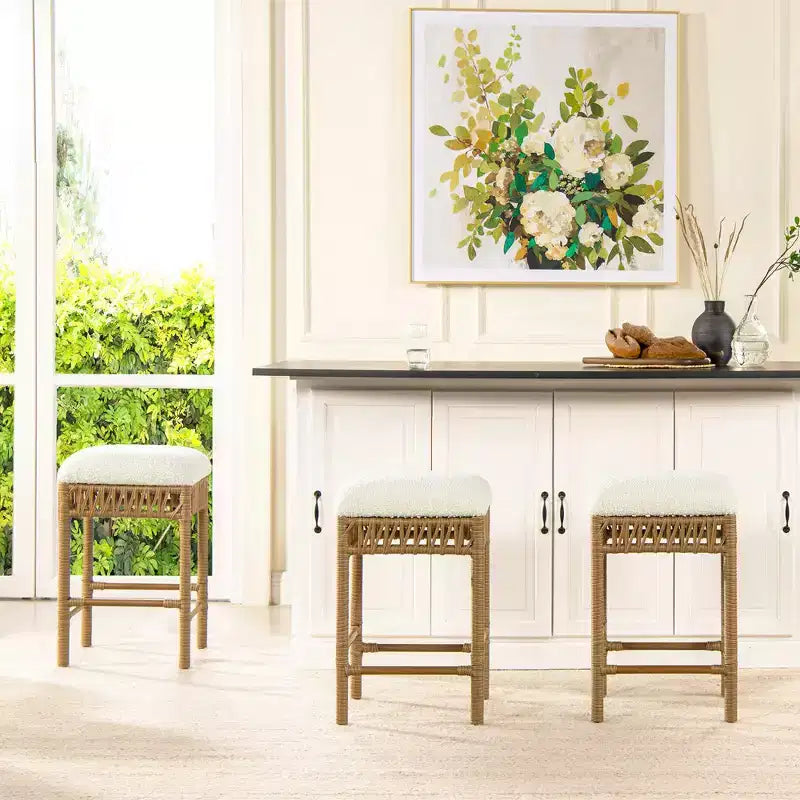 Tabouret de comptoir sans dossier rembourré Jennifer Taylor Home Lucia 25,5 po avec structure en résine tressée, bouclé blanc ivoire