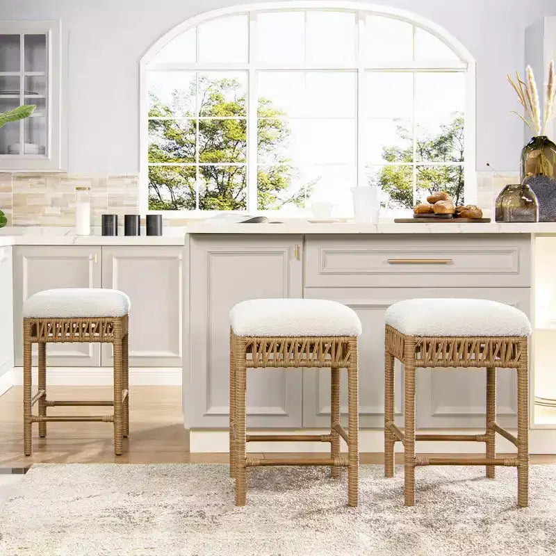 Tabouret de comptoir sans dossier rembourré Jennifer Taylor Home Lucia 25,5 po avec structure en résine tressée, bouclé blanc ivoire