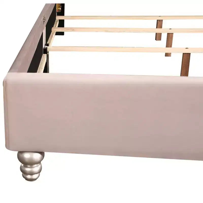 Lit King en velours capitonné Joy de Passion Furniture