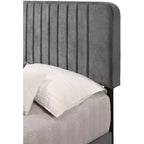 Lit King rembourré en velours Passion Furniture Lodi avec panneau touffeté