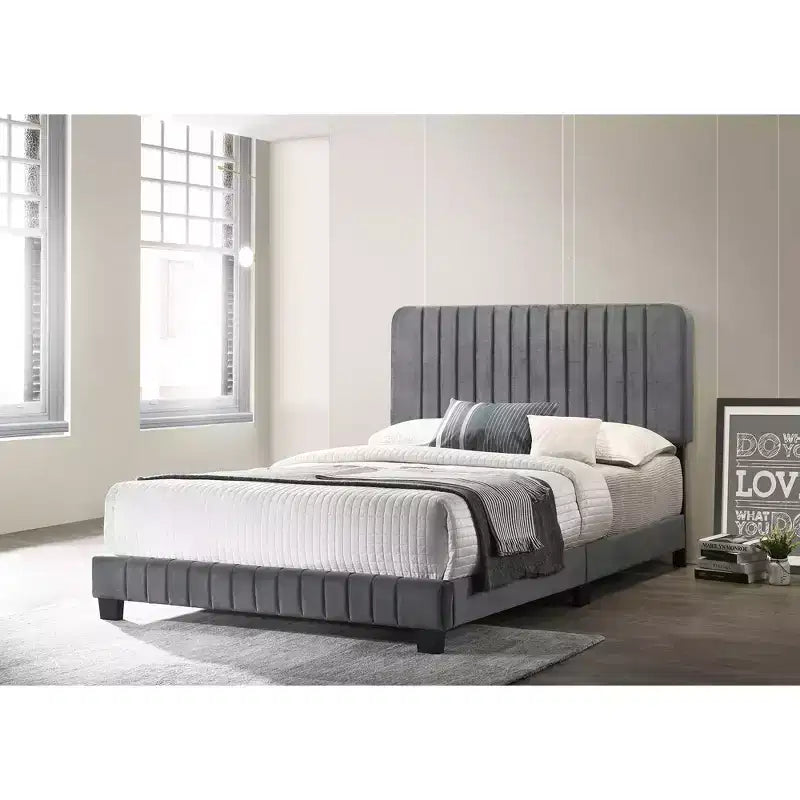 Lit King rembourré en velours Passion Furniture Lodi avec panneau touffeté