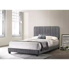 Lit King rembourré en velours Passion Furniture Lodi avec panneau touffeté