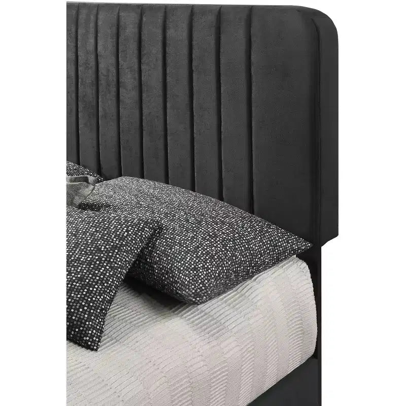 Lit King rembourré en velours Passion Furniture Lodi avec panneau touffeté