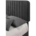 Lit King rembourré en velours Passion Furniture Lodi avec panneau touffeté
