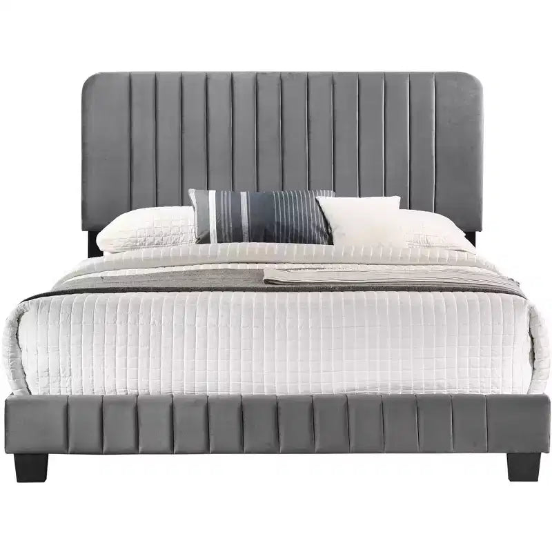 Lit King rembourré en velours Passion Furniture Lodi avec panneau touffeté