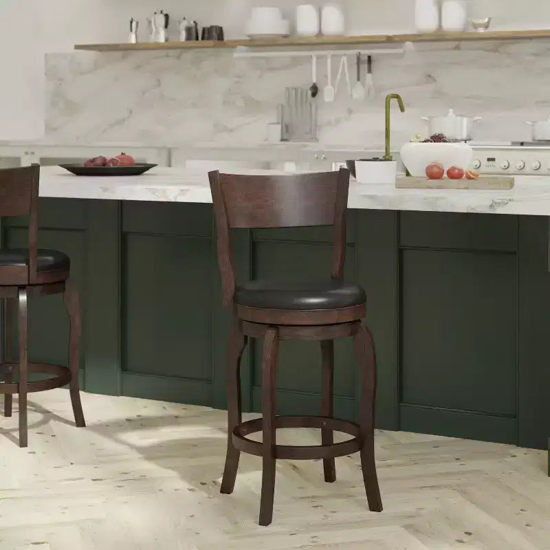 Tabouret de bar pivotant Emma et Oliver de style pub classique en bois avec siège rembourré en similicuir