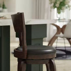 Tabouret de bar pivotant Emma et Oliver de style pub classique en bois avec siège rembourré en similicuir