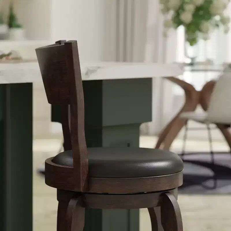 Tabouret de bar pivotant Emma et Oliver de style pub classique en bois avec siège rembourré en similicuir