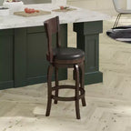 Tabouret de bar pivotant Emma et Oliver de style pub classique en bois avec siège rembourré en similicuir