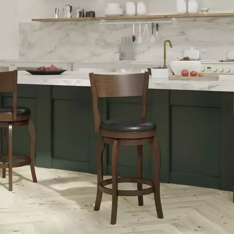Tabouret de bar pivotant Emma et Oliver de style pub classique en bois avec siège rembourré en similicuir
