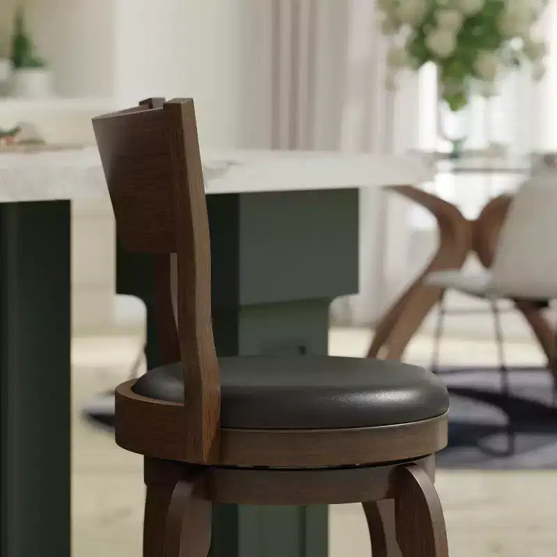 Tabouret de bar pivotant Emma et Oliver de style pub classique en bois avec siège rembourré en similicuir