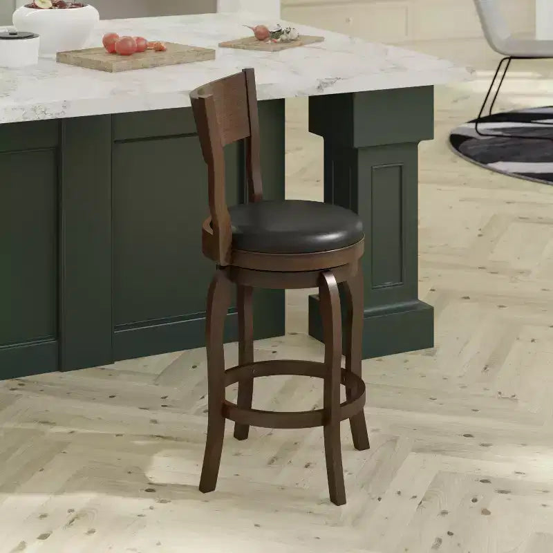 Tabouret de bar pivotant Emma et Oliver de style pub classique en bois avec siège rembourré en similicuir
