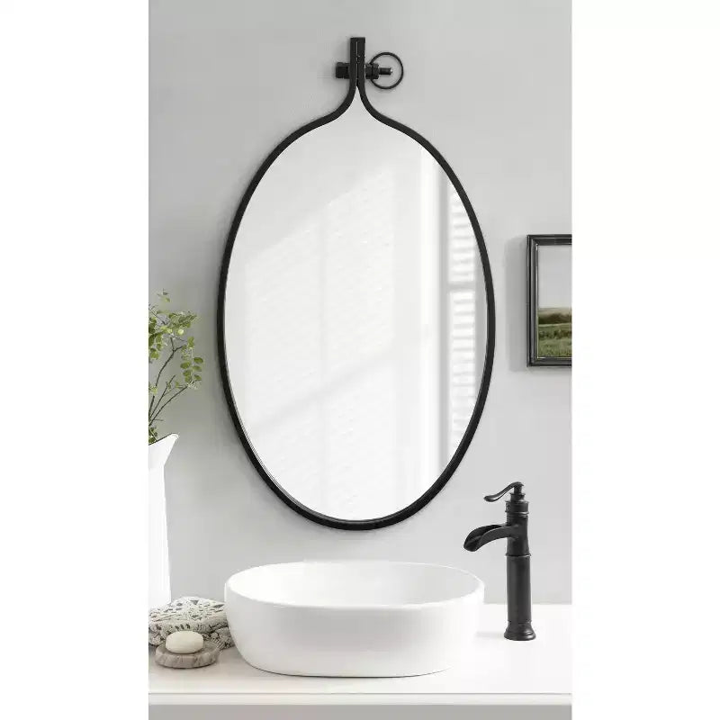 Miroir mural encadré en métal Yitro de Kate et Laurel, 20x34, Noir