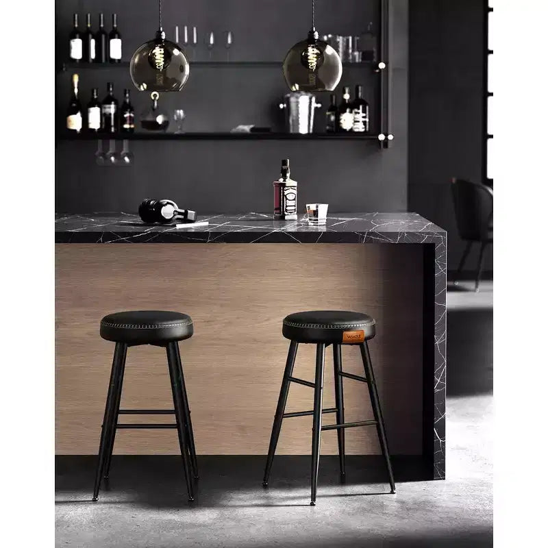 VASAGLE Collection EKHO - Lot de 2 tabourets de bar, tabourets de cuisine, tabourets de petit-déjeuner, cuir synthétique avec coutures, hauteur 63 cm