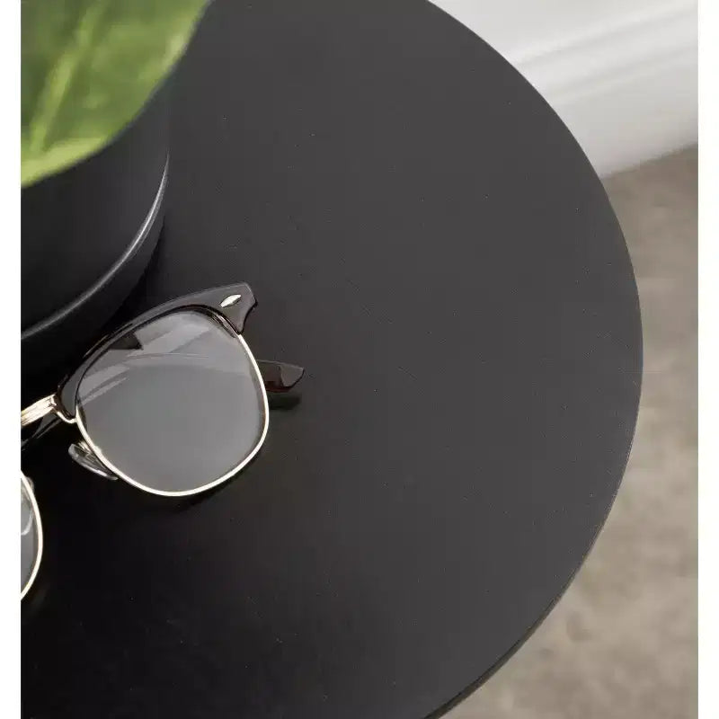 Table d'appoint ronde Jakob par Kate and Laurel