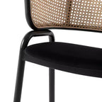 Chaise de salle à manger moderne Ervilla avec cadre noir par LeisureMod, design durable, assise confortable, parfaite pour la cuisine, la salle à manger, le bureau ou le salon