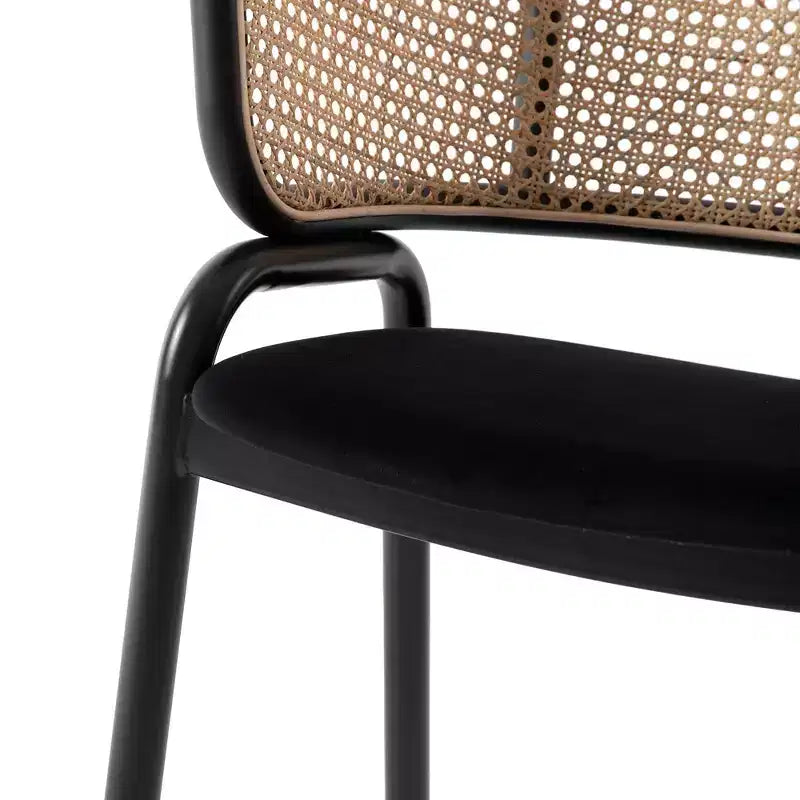 Chaise de salle à manger moderne Ervilla avec cadre noir par LeisureMod, design durable, assise confortable, parfaite pour la cuisine, la salle à manger, le bureau ou le salon
