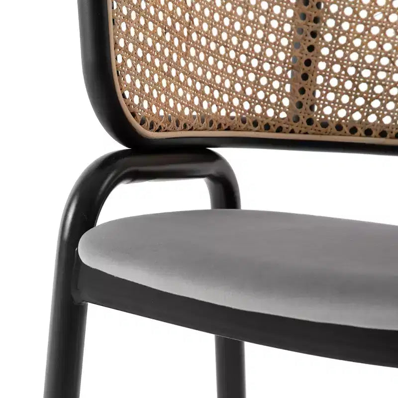 Chaise de salle à manger moderne Ervilla avec cadre noir par LeisureMod, design durable, assise confortable, parfaite pour la cuisine, la salle à manger, le bureau ou le salon