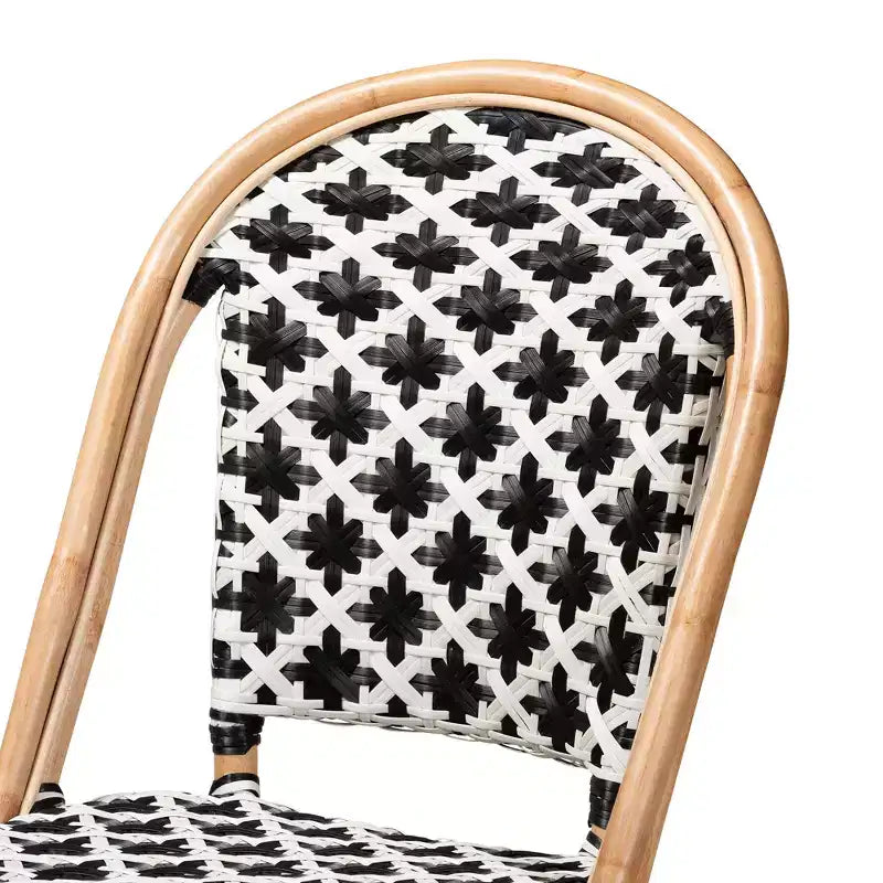 bali & pari Ambre Moderne Tressage Noir et Blanc Français Rotin Naturel Ensemble de 2 Chaises Bistro