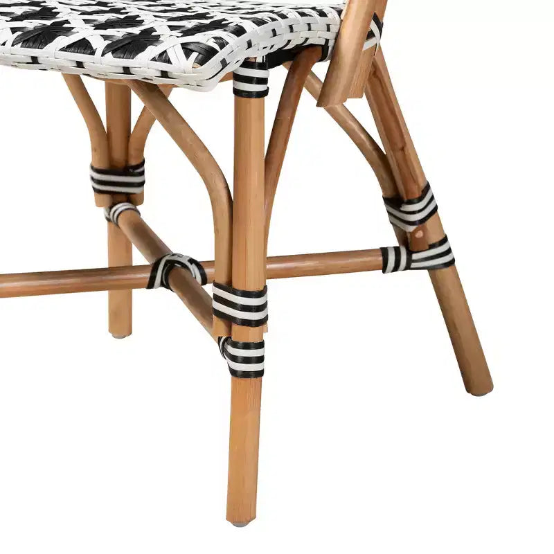 bali & pari Ambre Moderne Tressage Noir et Blanc Français Rotin Naturel Ensemble de 2 Chaises Bistro