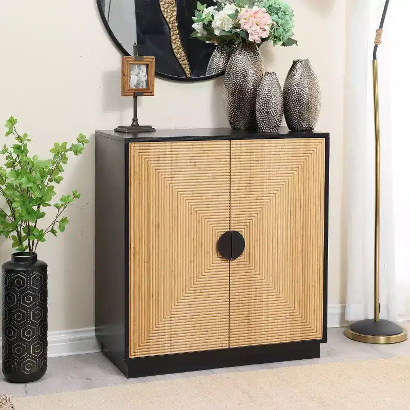 Meuble d'appoint moderne LuxenHome de style bohème avec 2 portes et lattes de bambou, coloris noir et marron
