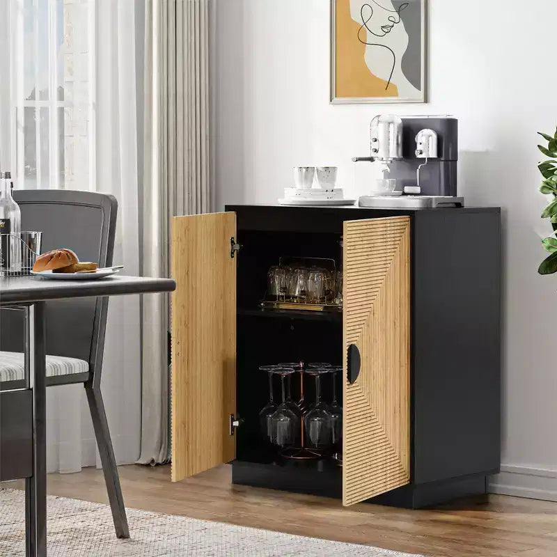Meuble d'appoint moderne LuxenHome de style bohème avec 2 portes et lattes de bambou, coloris noir et marron