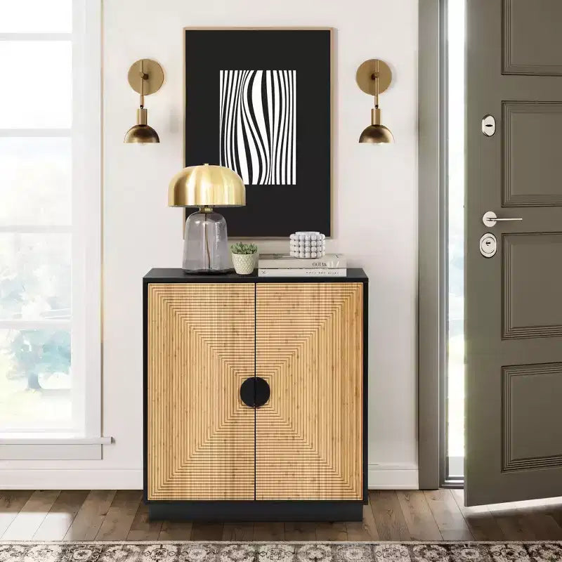 Meuble d'appoint moderne LuxenHome de style bohème avec 2 portes et lattes de bambou, coloris noir et marron
