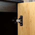 Meuble d'appoint moderne LuxenHome de style bohème avec 2 portes et lattes de bambou, coloris noir et marron