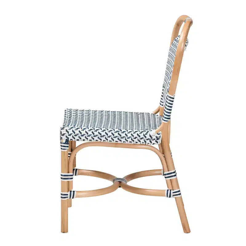 Chaise de bistrot bali & pari Luciana en rotin naturel, tissage moderne bleu et blanc