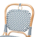 Chaise de bistrot bali & pari Luciana en rotin naturel, tissage moderne bleu et blanc