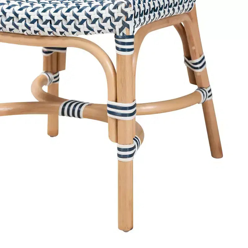 Chaise de bistrot bali & pari Luciana en rotin naturel, tissage moderne bleu et blanc